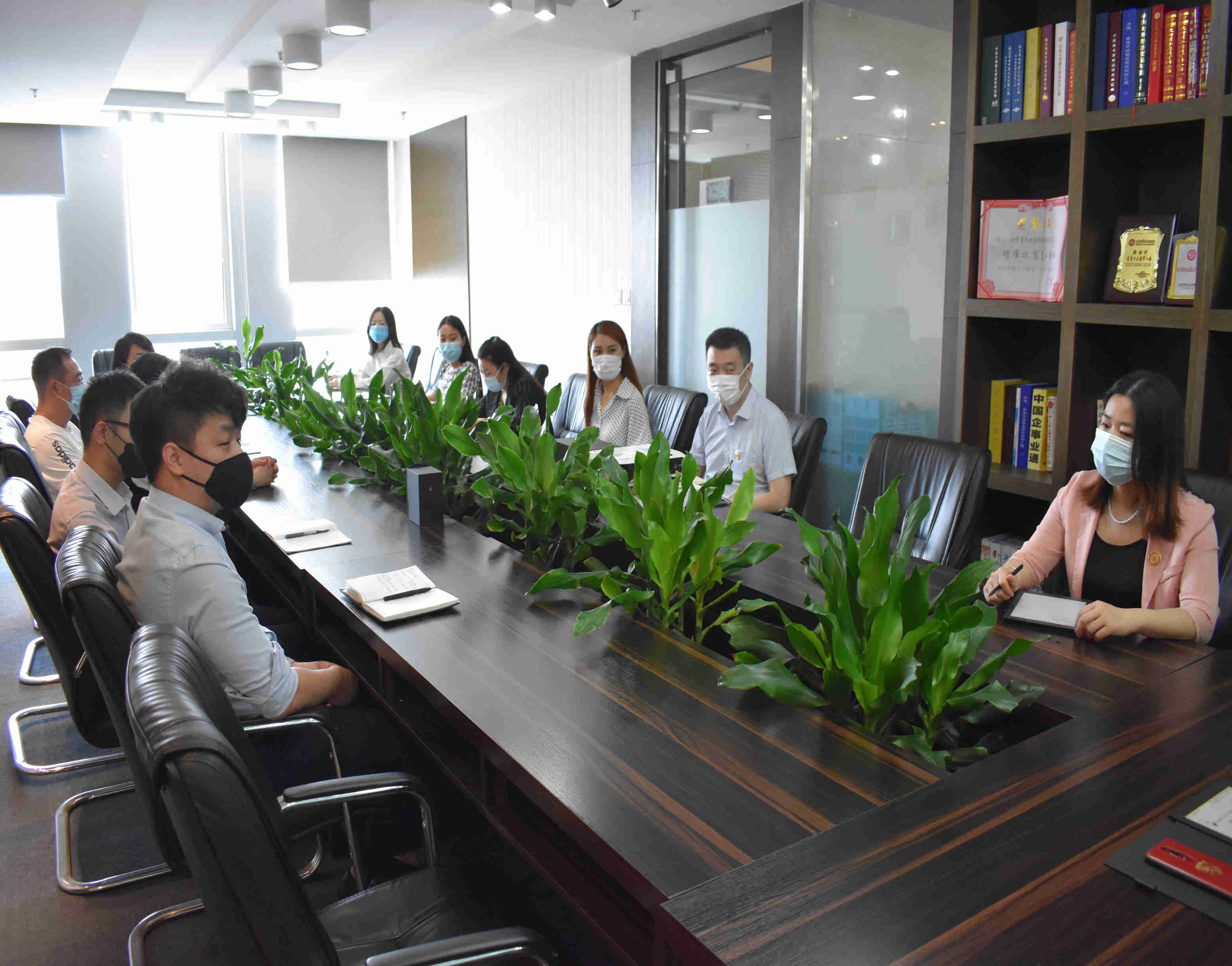 集团总裁刘亚芹主持召开全体工作会议 集团总裁刘亚芹主持召开全体工作会议