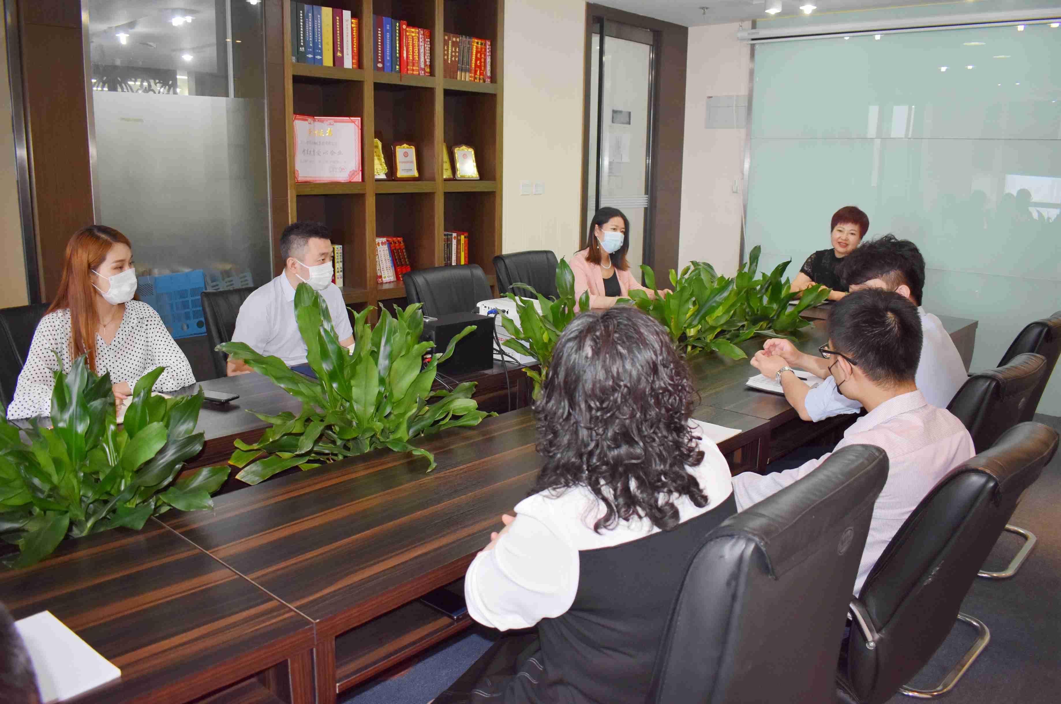 集团总裁刘亚芹主持召开全体工作会议 集团总裁刘亚芹主持召开全体工作会议