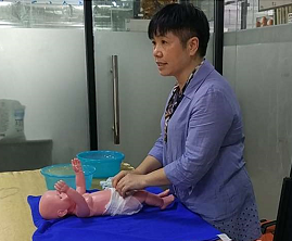 刚出生的宝宝奶粉要冲多少? 刚出生的宝宝奶粉要冲多少?