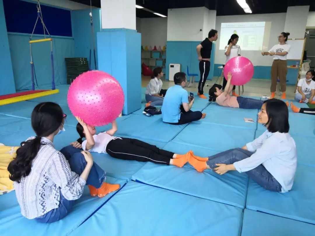 杨老师分享“感觉统合训练在儿童注意力提升中的运用”