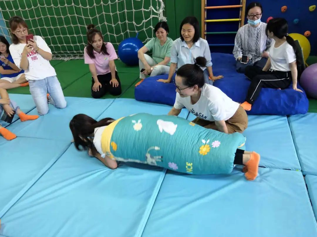 杨老师分享“感觉统合训练在儿童注意力提升中的运用”