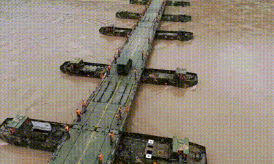 中國軍視網：合力架浮橋 天塹變通途