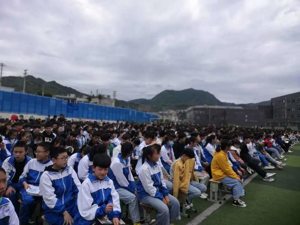 雄远党建 | 律师普法进校园 学法守法强观念 雄远党建 | 律师普法进校园 学法守法强观念