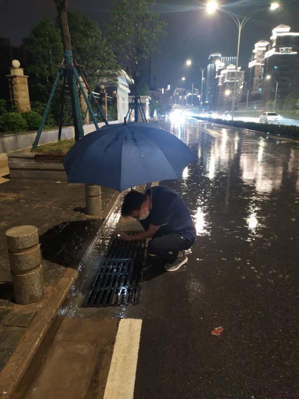 黨員干部率先垂范聞汛而動(dòng)  地鐵八號(hào)線項(xiàng)目全員連夜冒雨排查各站點(diǎn)排水情況