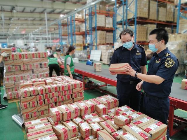 为了让618进口货物尽快通关,上海海关把监管系统搬到了电商仓库里面 为了让618进口货物尽快通关,上海海关把监管系统搬到了电商仓库里面