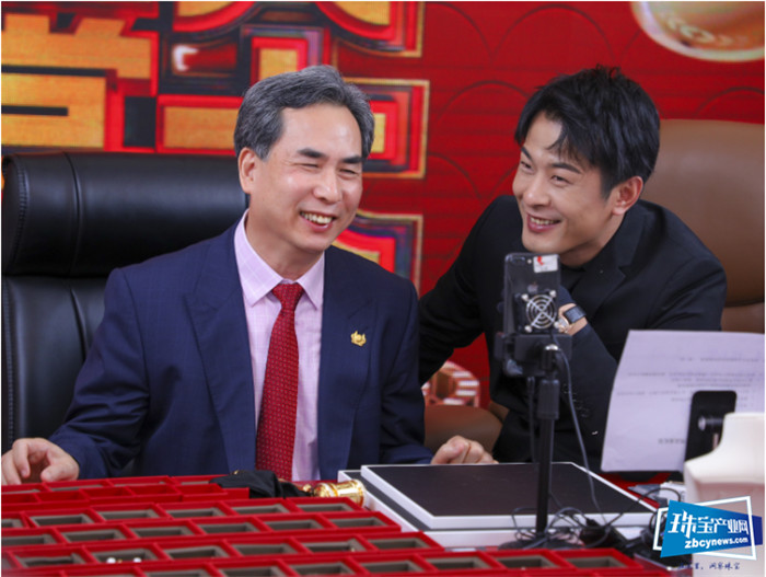 周大生联合辛巴打造珠宝节,上市小金锤砸出近5亿销售 周大生联合辛巴打造珠宝节,上市小金锤砸出近5亿销售