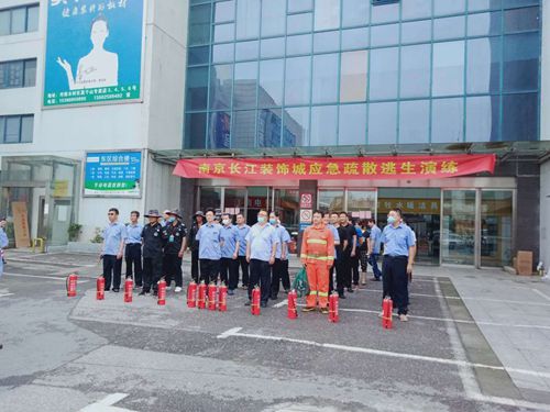 長江裝飾城聯(lián)合建鄴南湖消防應(yīng)急救援站開展消防應(yīng)急疏散逃生演練活動