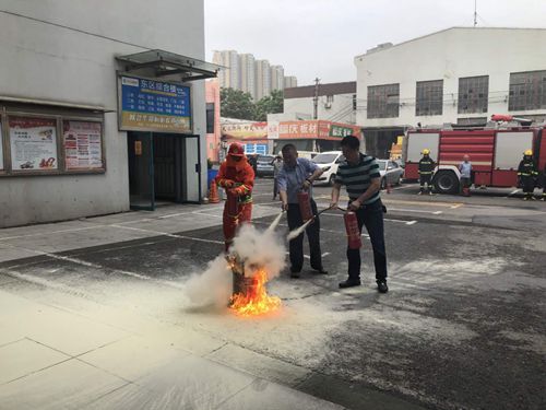 長江裝飾城聯(lián)合建鄴南湖消防應(yīng)急救援站開展消防應(yīng)急疏散逃生演練活動