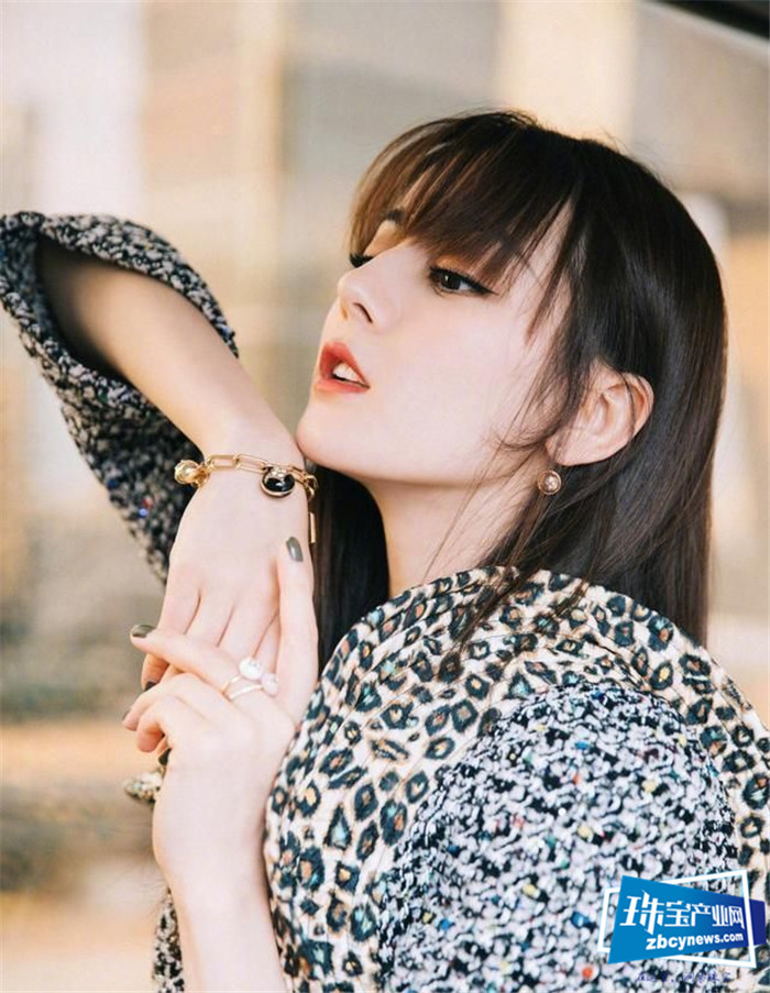 迪丽热巴豹纹服装格外抢眼,爱心大耳环复古风味十足,现异域之美 迪丽热巴豹纹服装格外抢眼,爱心大耳环复古风味十足,现异域之美