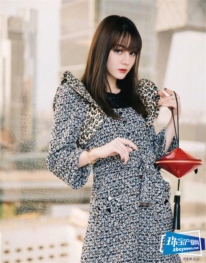迪丽热巴豹纹服装格外抢眼,爱心大耳环复古风味十足,现异域之美 迪丽热巴豹纹服装格外抢眼,爱心大耳环复古风味十足,现异域之美