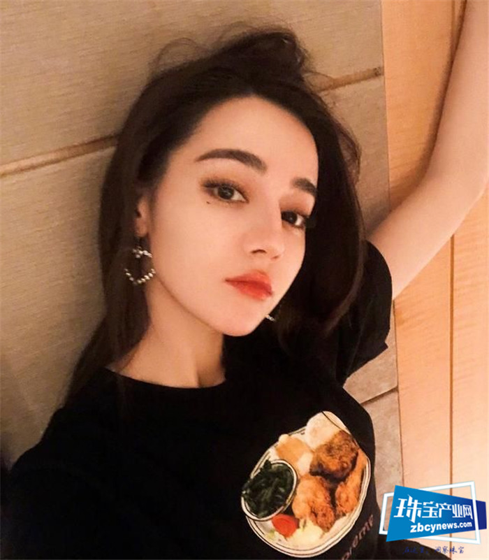 迪丽热巴豹纹服装格外抢眼,爱心大耳环复古风味十足,现异域之美 迪丽热巴豹纹服装格外抢眼,爱心大耳环复古风味十足,现异域之美