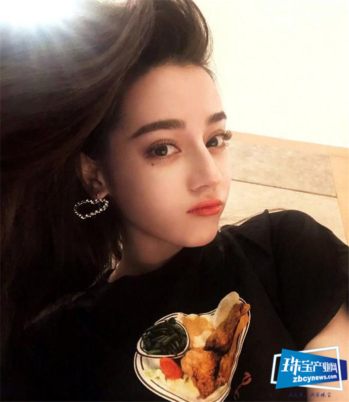 迪丽热巴豹纹服装格外抢眼,爱心大耳环复古风味十足,现异域之美 迪丽热巴豹纹服装格外抢眼,爱心大耳环复古风味十足,现异域之美