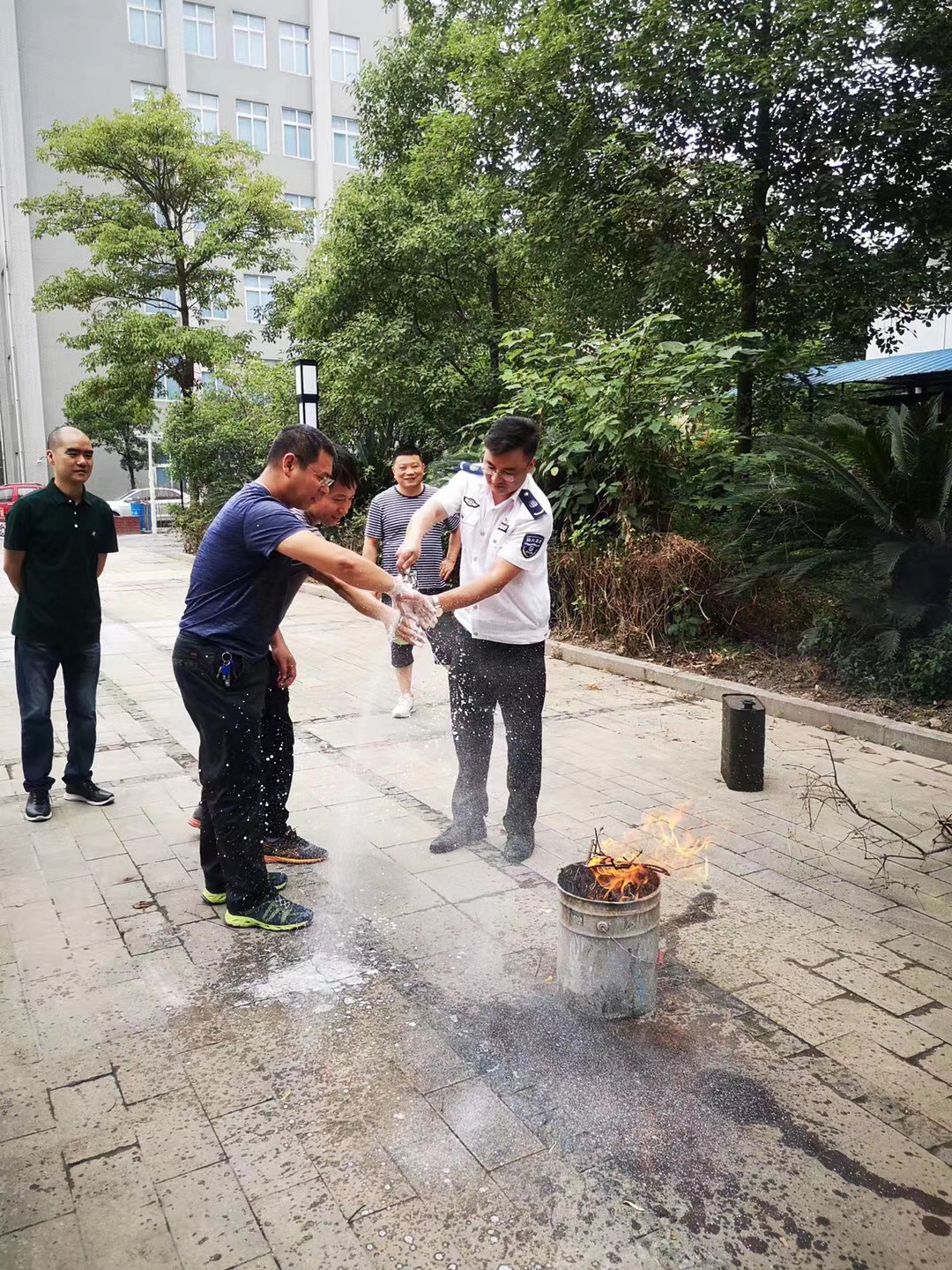 德阳分中心为绵竹市融媒体中心开展消防培训及演练活动