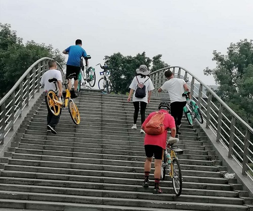 学习“两会”精神 骑游天府绿道