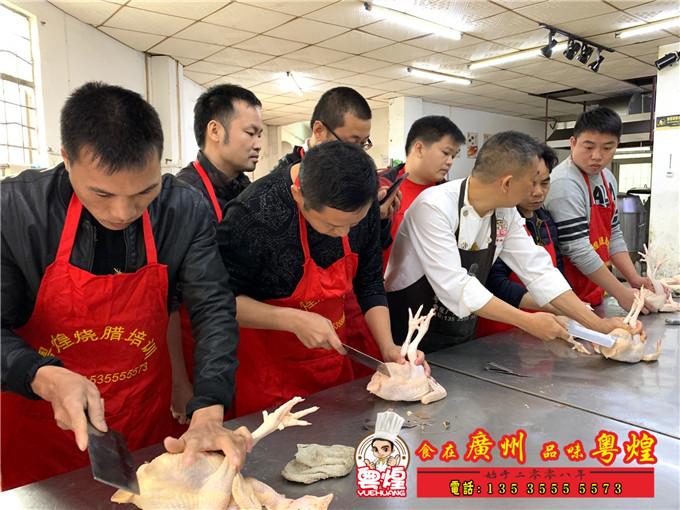 2020.1.01 湛江白切鸡培训 虎皮凤爪制作 学员在做笔记