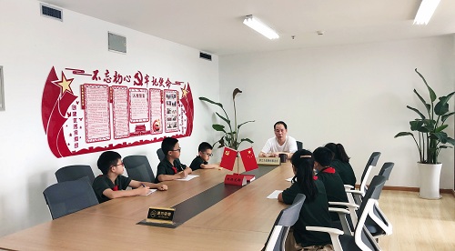 红领巾致敬先锋 --采三晨光小队采访时代楷模高尔文律师 红领巾致敬先锋 --采三晨光小队采访时代楷模高尔文律师
