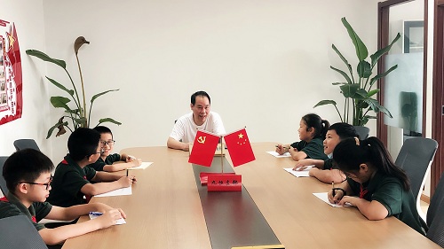 红领巾致敬先锋 --采三晨光小队采访时代楷模高尔文律师 红领巾致敬先锋 --采三晨光小队采访时代楷模高尔文律师