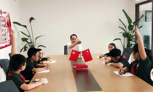 红领巾致敬先锋 --采三晨光小队采访时代楷模高尔文律师 红领巾致敬先锋 --采三晨光小队采访时代楷模高尔文律师