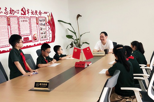 红领巾致敬先锋 --采三晨光小队采访时代楷模高尔文律师 红领巾致敬先锋 --采三晨光小队采访时代楷模高尔文律师