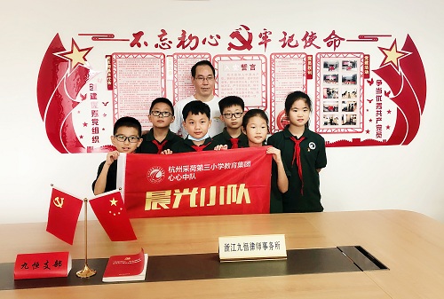 红领巾致敬先锋 --采三晨光小队采访时代楷模高尔文律师 红领巾致敬先锋 --采三晨光小队采访时代楷模高尔文律师