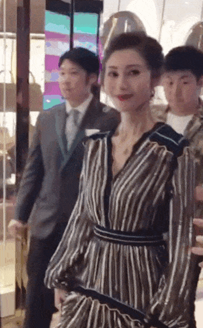 李嘉欣51岁瑜珈照,瑜珈后的舒畅难以形容 李嘉欣51岁瑜珈照,瑜珈后的舒畅难以形容