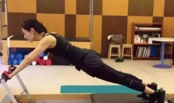 李嘉欣51岁瑜珈照,瑜珈后的舒畅难以形容 李嘉欣51岁瑜珈照,瑜珈后的舒畅难以形容