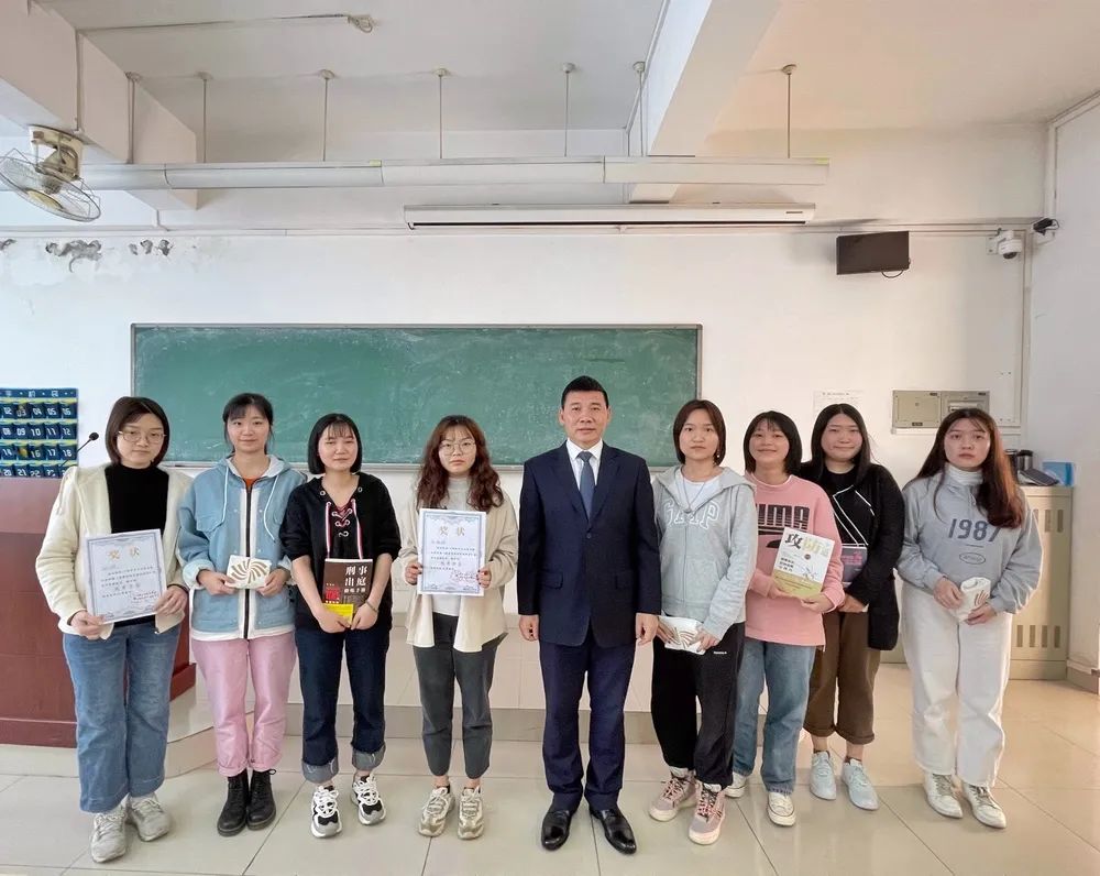 为破解法学本科教育中“理论与实务对接”的瓶颈，创新人才培养模式，改革课堂教学方式方法，推进“实务进课堂”专题课程，广东警官学院邀请从事法律实务工作者走进课堂为学生授课，帮助同学们了解法治进程、实现法律