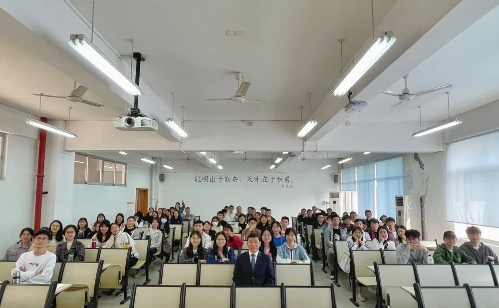 为破解法学本科教育中“理论与实务对接”的瓶颈,创新人才培养模式,改革课堂教学方式方法,推进“实务进课堂”专题课程,广东警官学院邀请从事法律实务工作者走进课堂为学生授课,帮助同学们了解法治进程、实现法律 为破解法学本科教育中“理论与实务对接”的瓶颈,创新人才培养模式,改革课堂教学方式方法,推进“实务进课堂”专题课程,广东警官学院邀请从事法律实务工作者走进课堂为学生授课,帮助同学们了解法治进程、实现法律