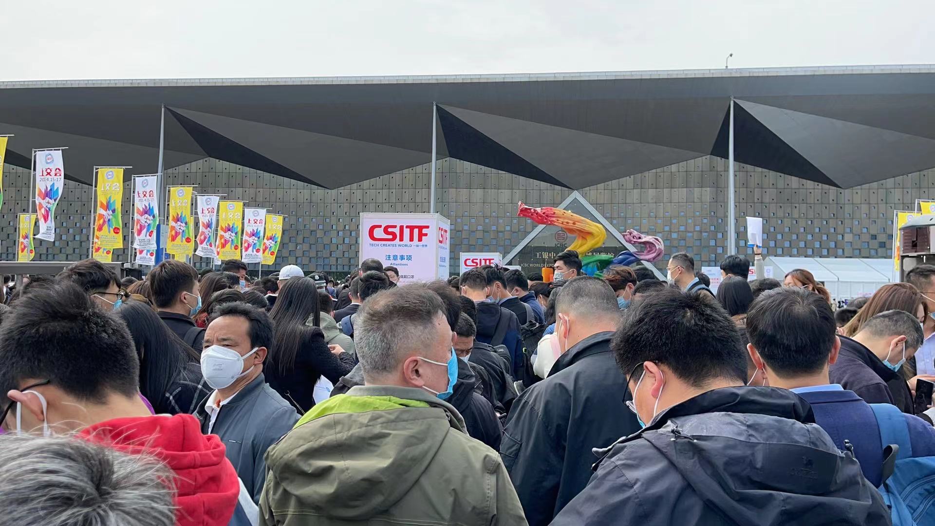 At the 8th Shanghai Fair, the artificial intelligence robot coffee becomes a bright spot At the 8th Shanghai Fair, the artificial intelligence robot coffee becomes a bright spot