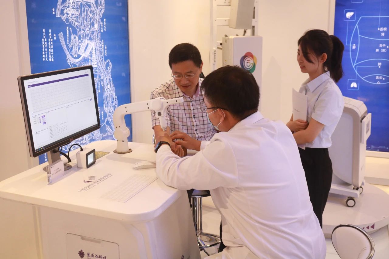市卫健委、市科技局领导莅临万博官网登录手机版本参观调研 市卫健委、市科技局领导莅临万博官网登录手机版本参观调研