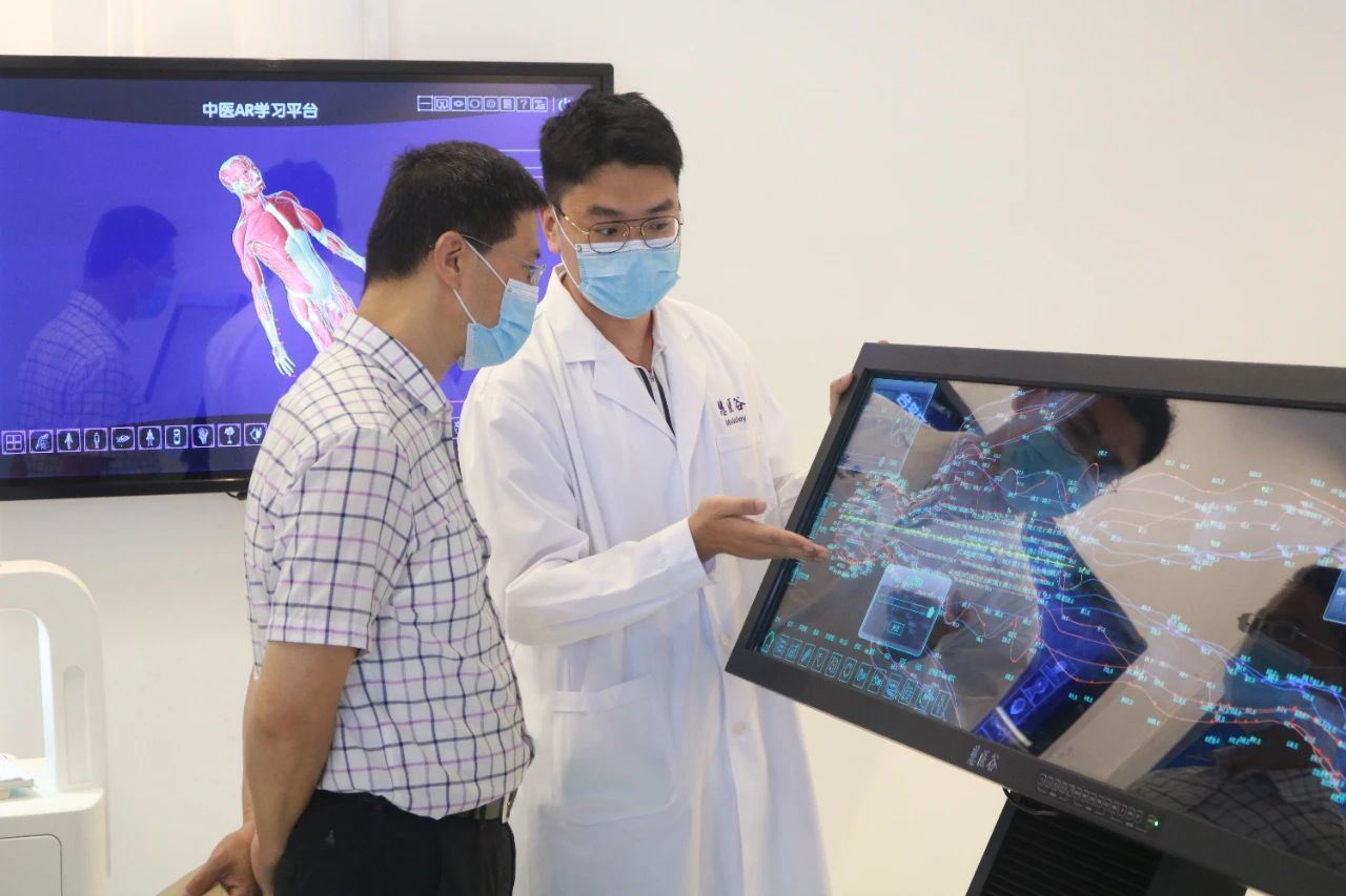 市卫健委、市科技局领导莅临万博官网登录手机版本参观调研 市卫健委、市科技局领导莅临万博官网登录手机版本参观调研