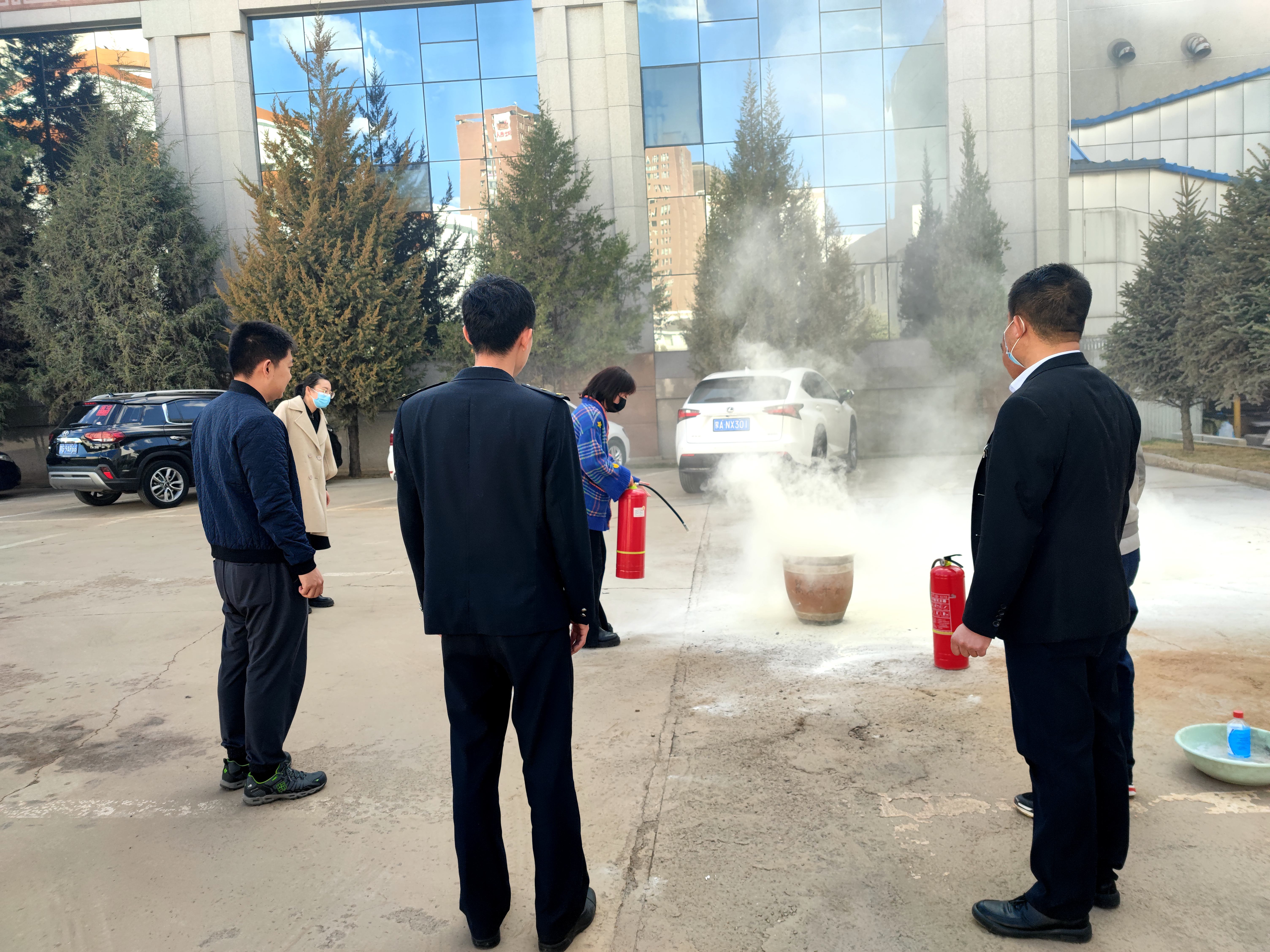 内蒙古自治区人大常委会机关开展消防安全培训及灭火演练活动