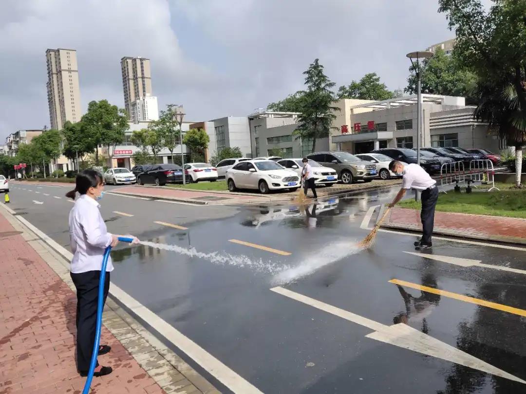卫事康：多举措并举战雨季