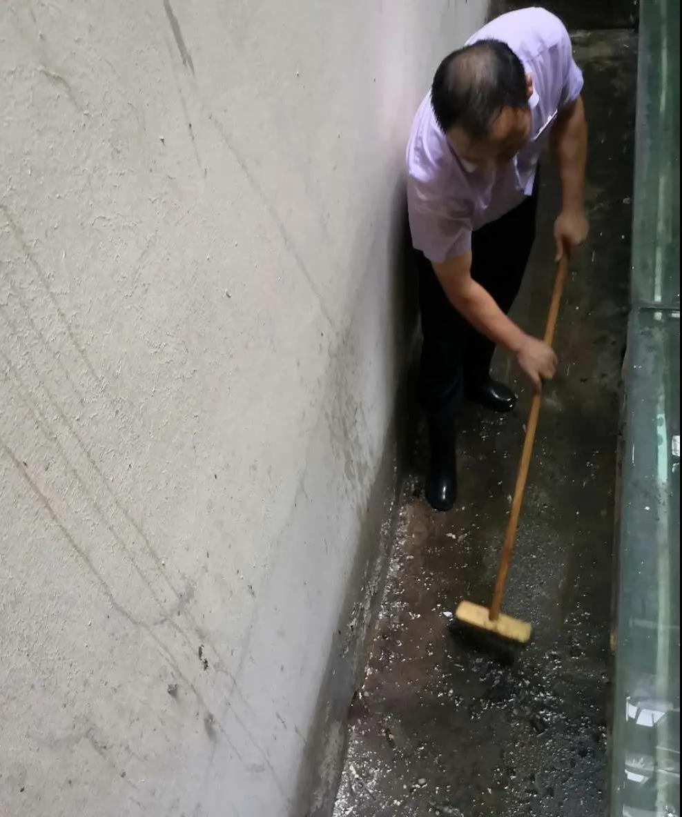 卫事康：多举措并举战雨季