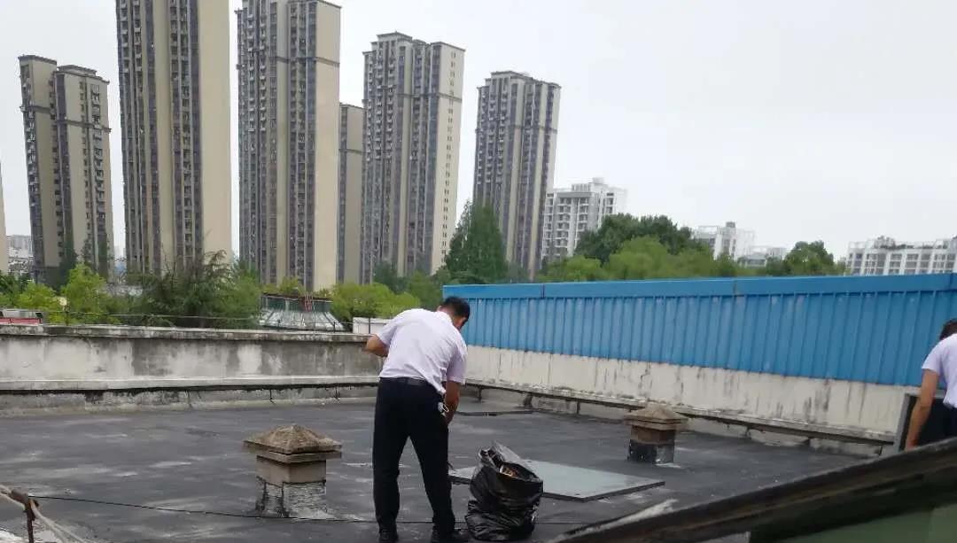 卫事康：多举措并举战雨季