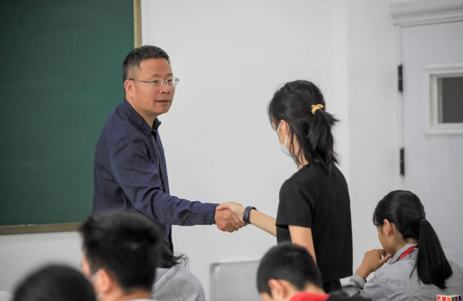 喜讯| 基金会理事长李泽武获第六届“全人教育奖”提名教师