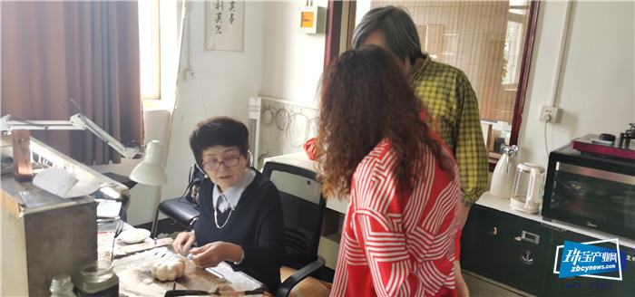 《宝玉石周刊》总编金晓谊一行考察天津白银协会 《宝玉石周刊》总编金晓谊一行考察天津白银协会