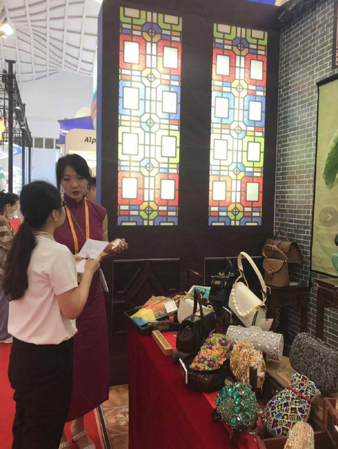 省开发箱包产品代表广东省参展首届中国国际消费品博览会