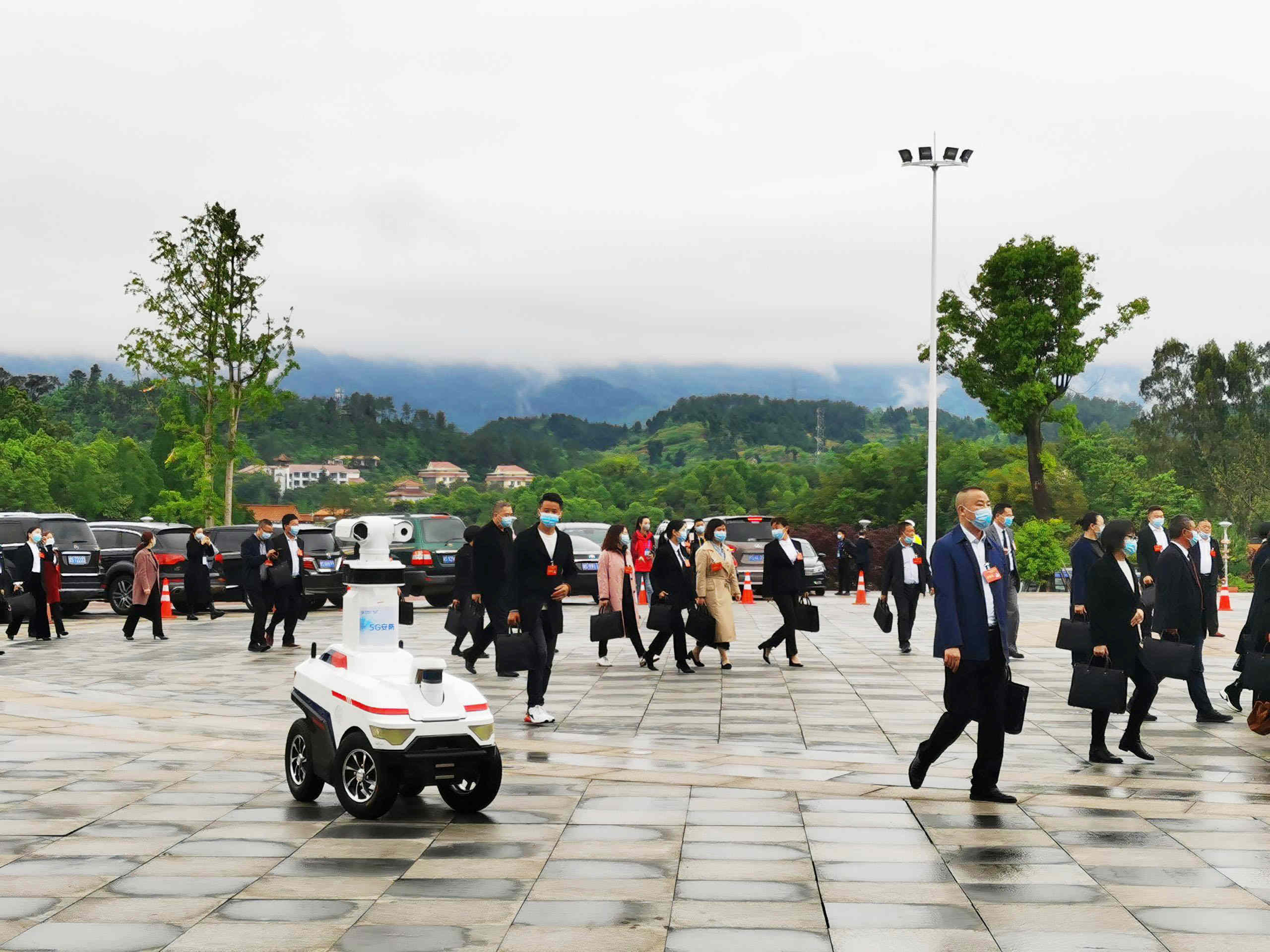 The general mobilization of 5G intelligent robots will help the Dazhou two sessions to be held succe The general mobilization of 5G intelligent robots will help the Dazhou two sessions to be held succe