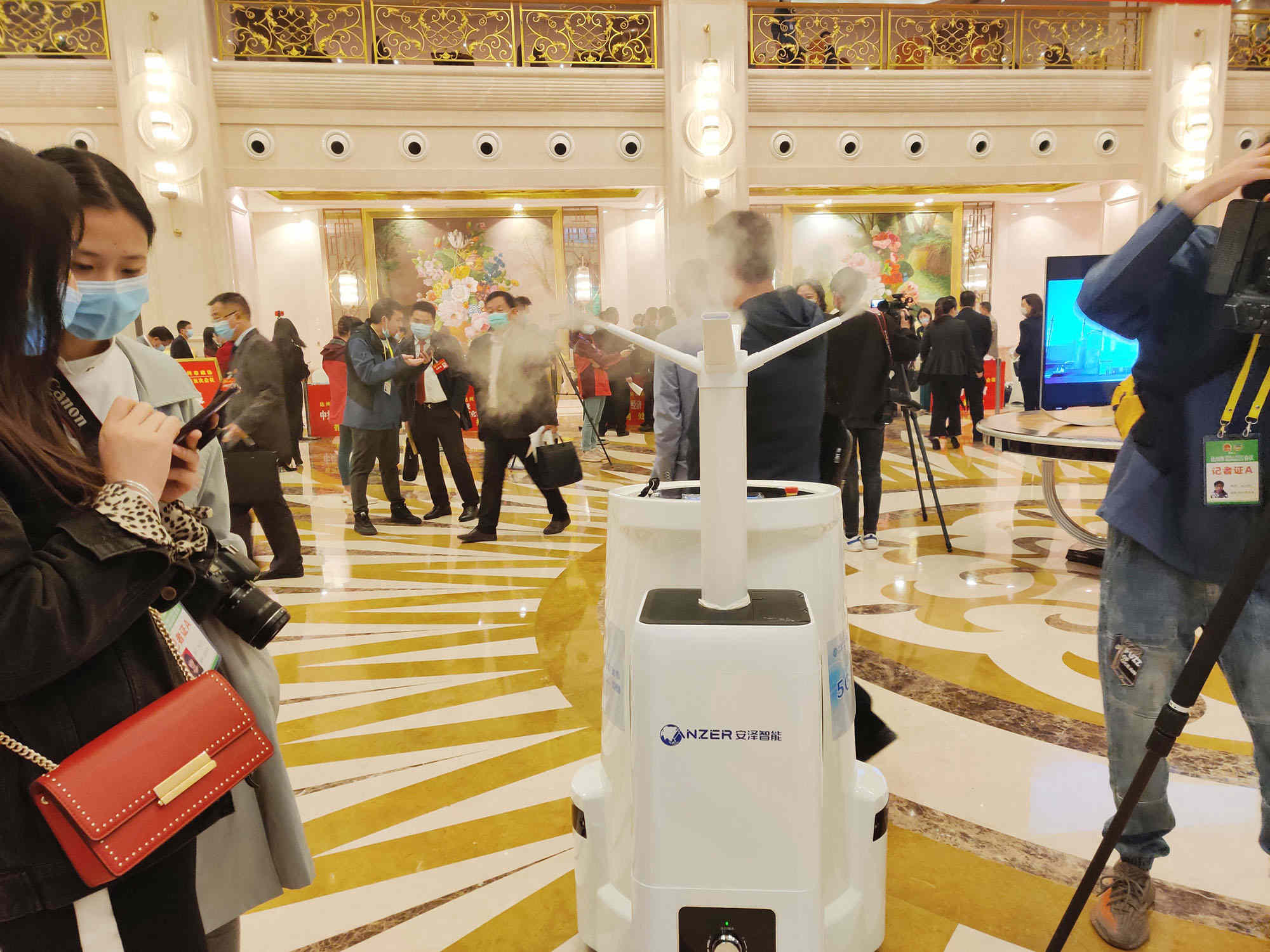 The general mobilization of 5G intelligent robots will help the Dazhou two sessions to be held succe The general mobilization of 5G intelligent robots will help the Dazhou two sessions to be held succe