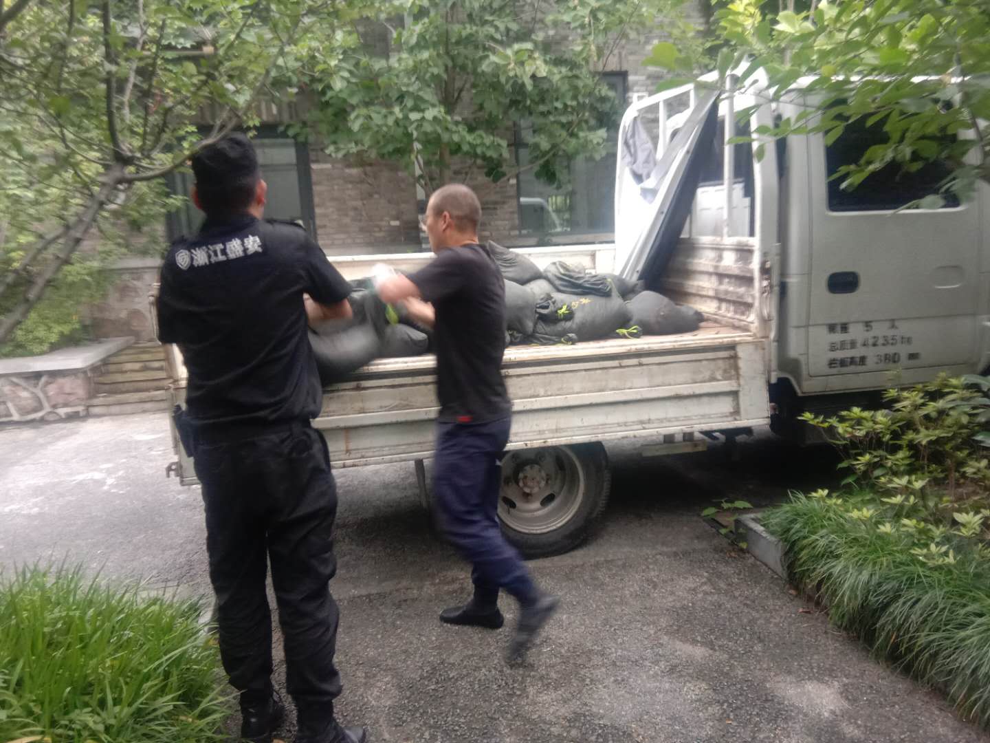 迎洪抗涝的“护堤人” 迎洪抗涝的“护堤人”