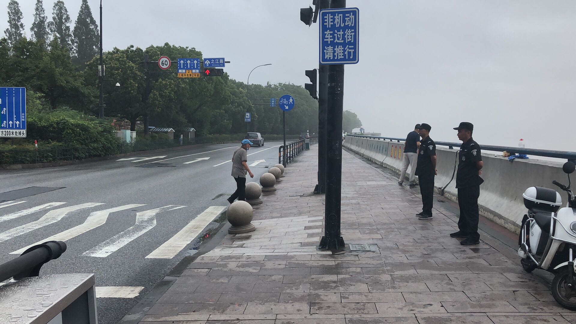 迎洪抗涝的“护堤人” 迎洪抗涝的“护堤人”