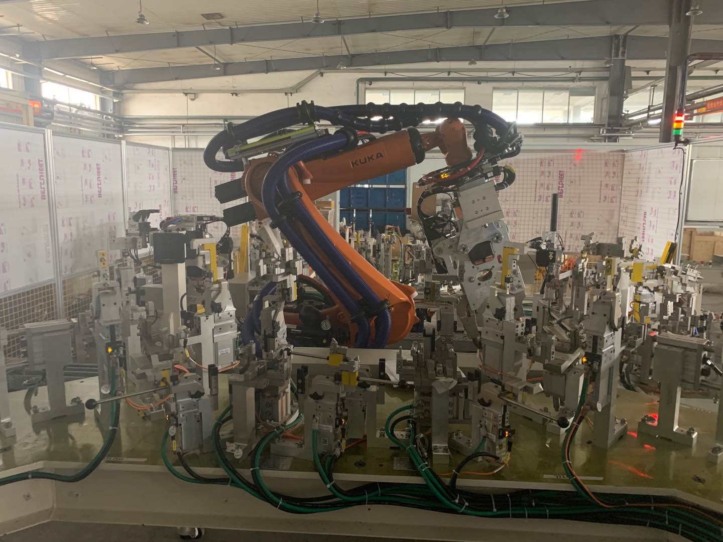 ISI的V6铝点焊钳在北京奔驰零部件厂应用 (V6 Robot Gun for Alu. Spot Welding in BBAC Motor Parts Factory)