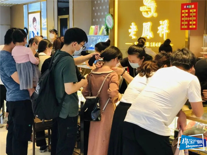 黄金有望继续上涨,苏宁易购PLAZA全民黄金珠宝节抄底价“中国大妈”已出手 黄金有望继续上涨,苏宁易购PLAZA全民黄金珠宝节抄底价“中国大妈”已出手