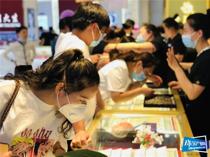 黄金有望继续上涨,苏宁易购PLAZA全民黄金珠宝节抄底价“中国大妈”已出手 黄金有望继续上涨,苏宁易购PLAZA全民黄金珠宝节抄底价“中国大妈”已出手