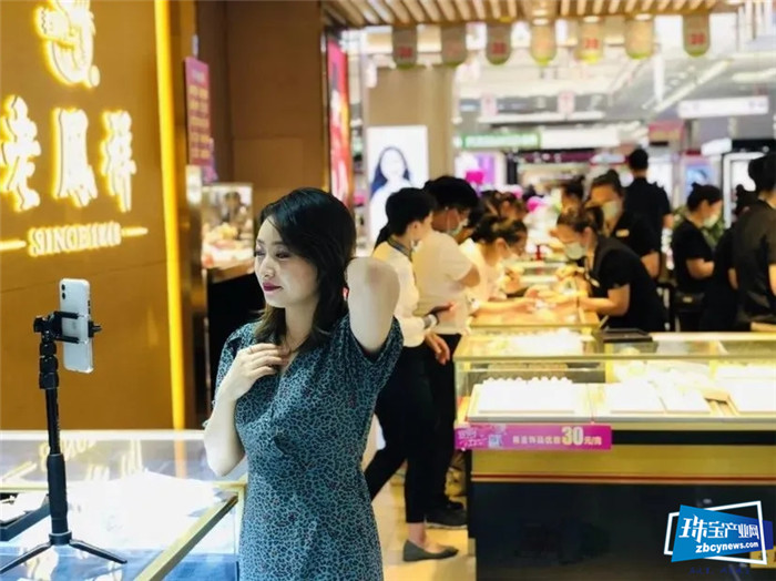 黄金有望继续上涨,苏宁易购PLAZA全民黄金珠宝节抄底价“中国大妈”已出手 黄金有望继续上涨,苏宁易购PLAZA全民黄金珠宝节抄底价“中国大妈”已出手