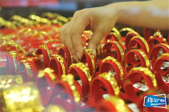 金价创历史新高,黄金饰品走俏 金价创历史新高,黄金饰品走俏