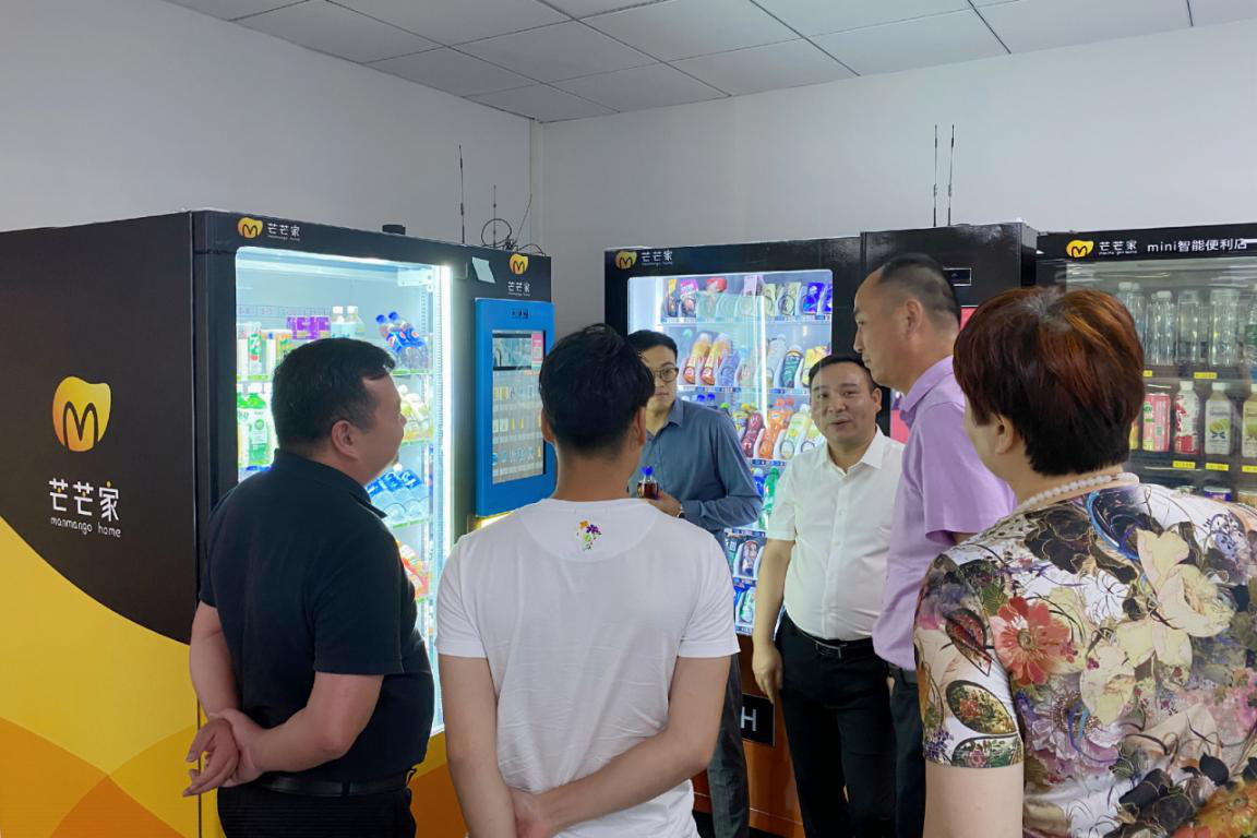 章贡区中小企业局钟局长莅临威玛斯特考察,加快引领无人售货机实现“无人时代” 章贡区中小企业局钟局长莅临威玛斯特考察,加快引领无人售货机实现“无人时代”