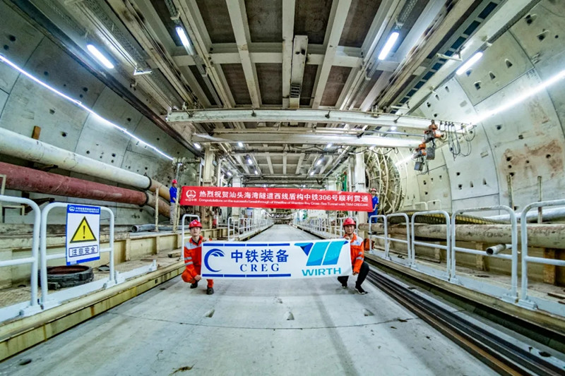 中国自主研制的15米级超大直径泥水盾构成功穿越汕头海湾 中国自主研制的15米级超大直径泥水盾构成功穿越汕头海湾