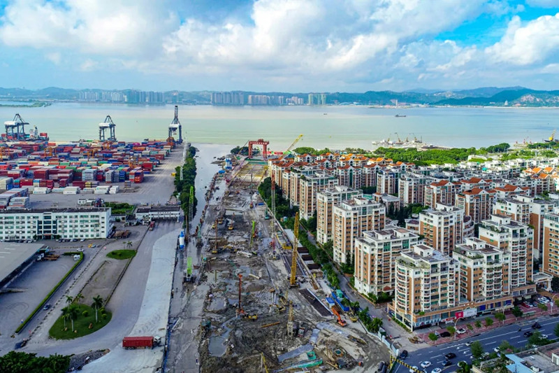 中国自主研制的15米级超大直径泥水盾构成功穿越汕头海湾 中国自主研制的15米级超大直径泥水盾构成功穿越汕头海湾